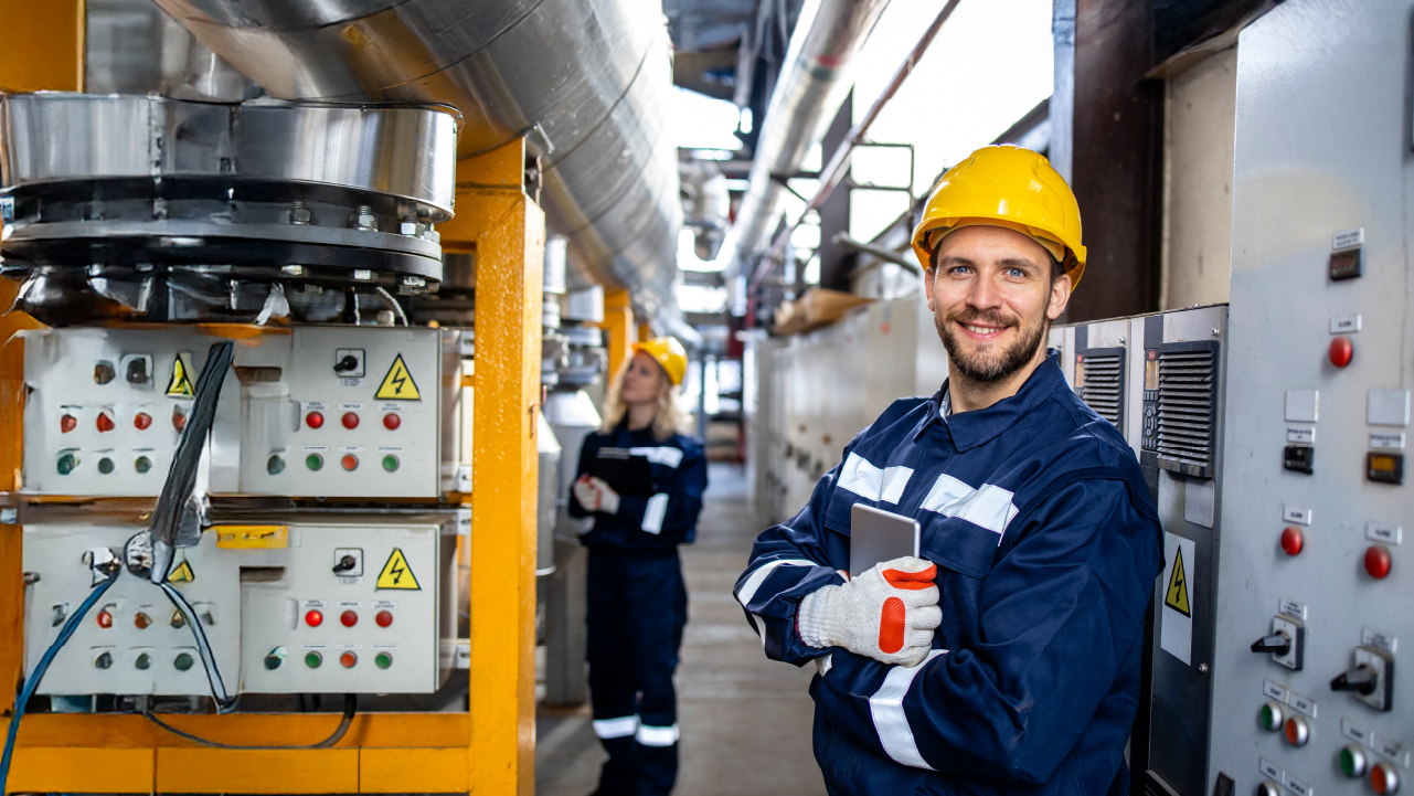 Técnico en Mantenimiento Industrial trabajando.