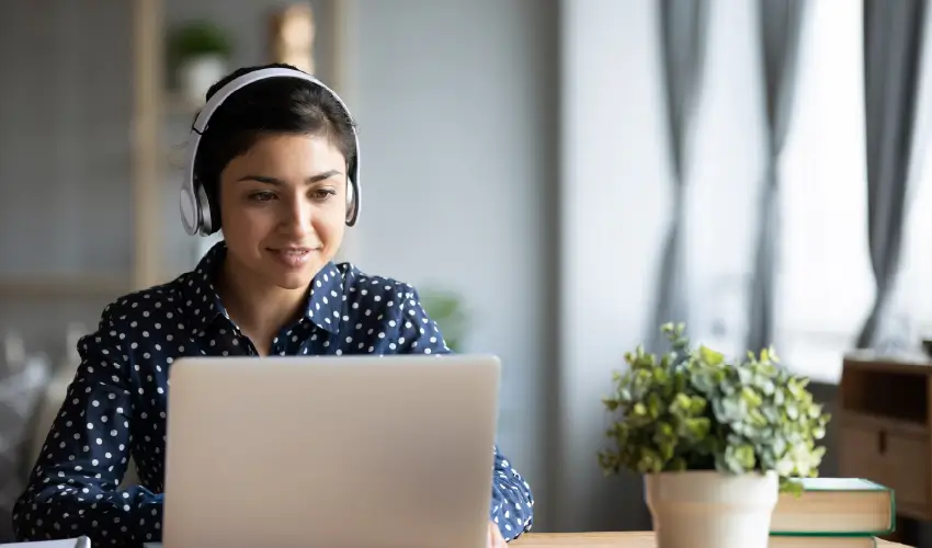 Estudiante revisando información sobre becas y CAE para estudiar online en Chile