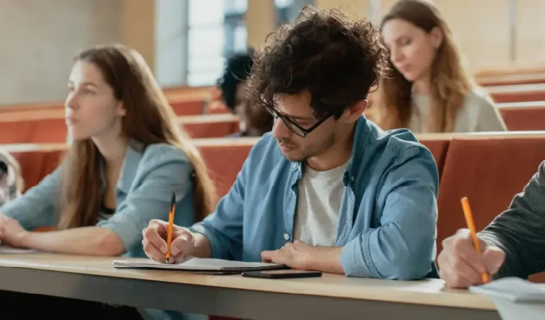 Carreras menos saturadas en Chile: opciones con sueldos sobre $1 millón