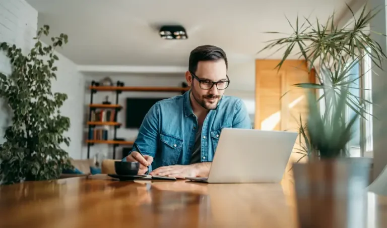 Ranking de carreras humanistas online con mejores sueldos tras resultados PAES 2026