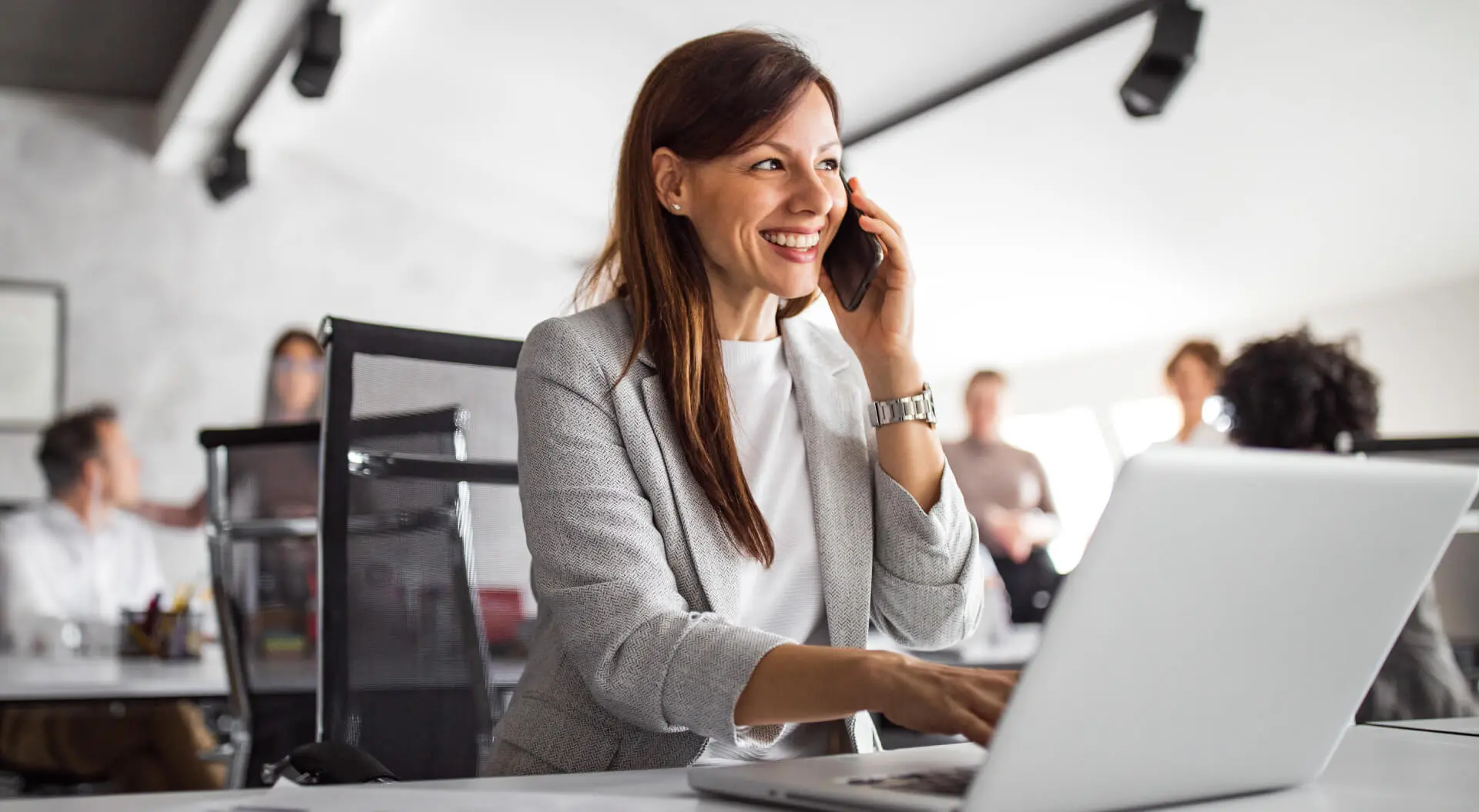 Estudiar carreras de administración y negocios.