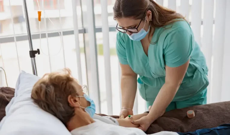 Trabajo TENS: Cómo los talleres semipresenciales preparan para el campo laboral 