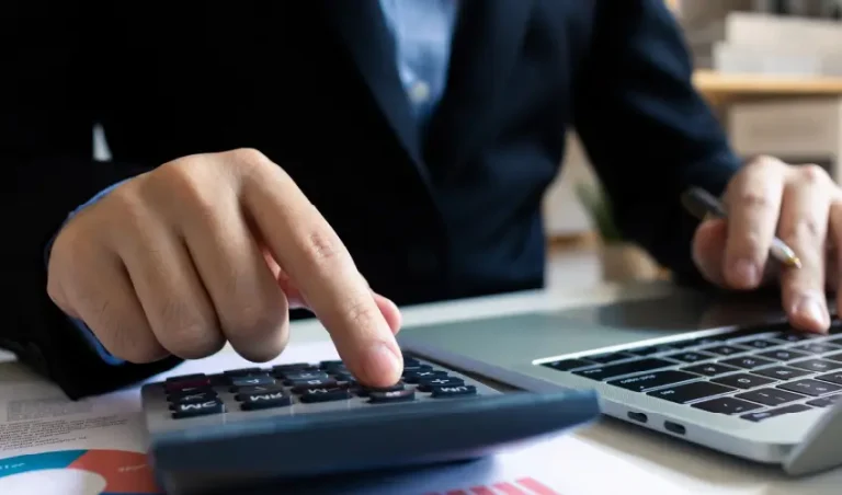 Diferencias entre Contabilidad y Auditoría: ¿Cuál elegir y cuánto ganan en 2026? 