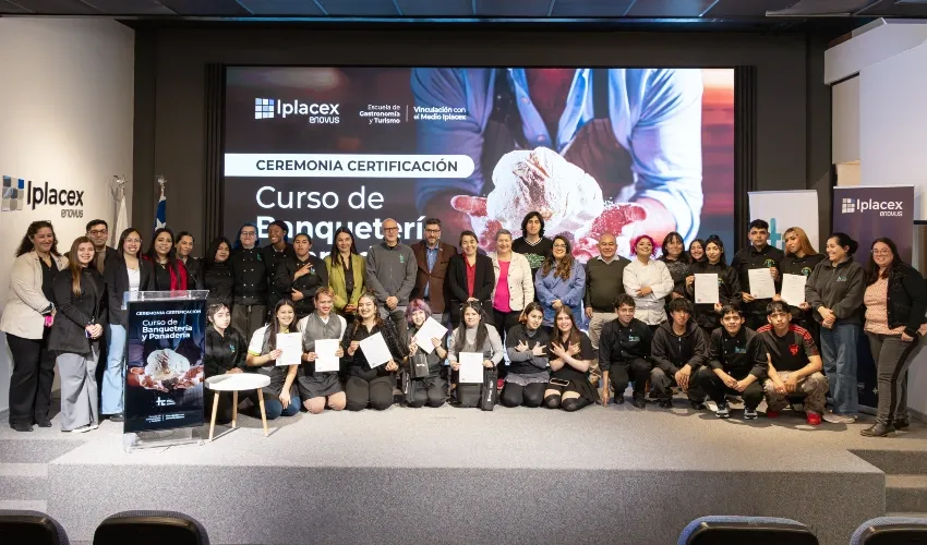 Iplacex y Fundación Súmate certificaron a 20 jóvenes en panadería y banquetería