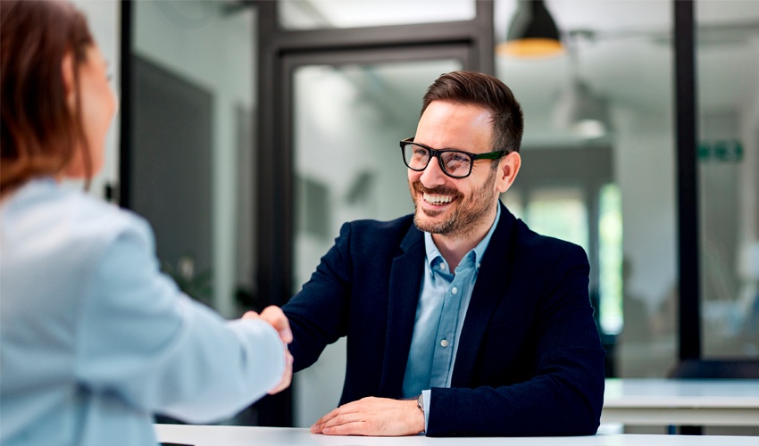 Ingeniero en Recursos Humanos ejerciendo su trabajo con una empleadora/clienta. Foto extraída por iStock bajo licencia estándar.