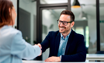 Ingeniero en Recursos Humanos ejerciendo su trabajo con una empleadora/clienta. Foto extraída por iStock bajo licencia estándar.