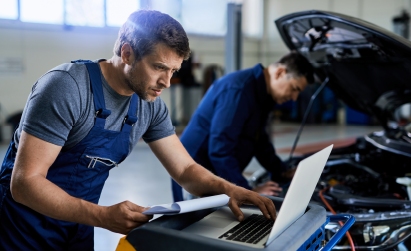 Ingenieros en Mecánica Automotriz trabajando y estudiando. Foto extraída de iStockphoto, bajo licencia estándar.