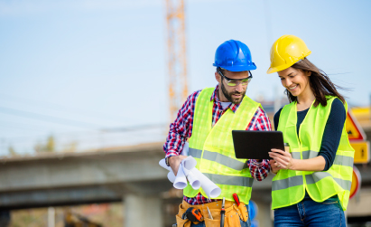 Técnico en construcción trabajando en conjunto con su colega de Iplacex. Foto extraída de iStockphoto bajo la licencia Estándar.